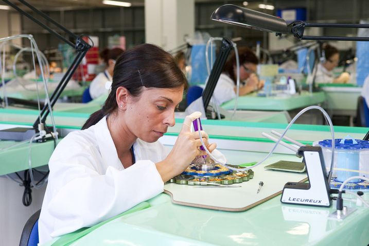 Bei Farone werden die Uhrwerke auf eigenen Montagelinien fachkundig zusammengebaut.