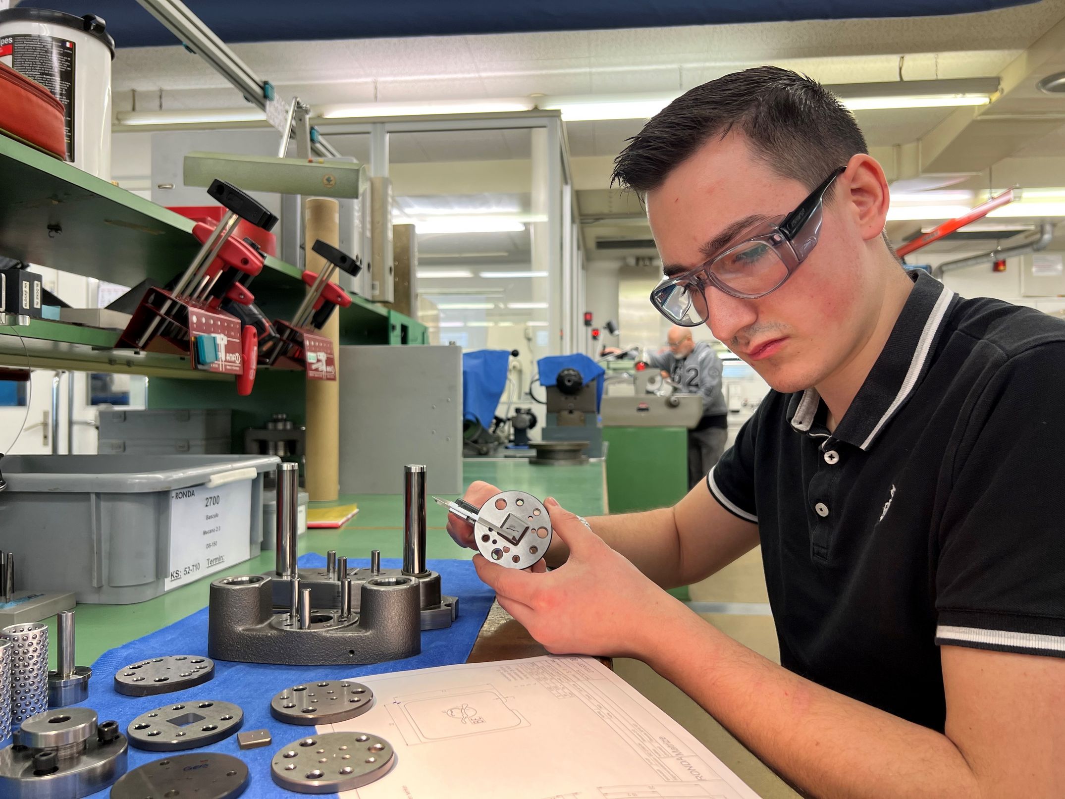 Lernende Polymechaniker im Praktikum Werkzeugbau beim Herstellen und Testen neuer Stanzwerkzeuge