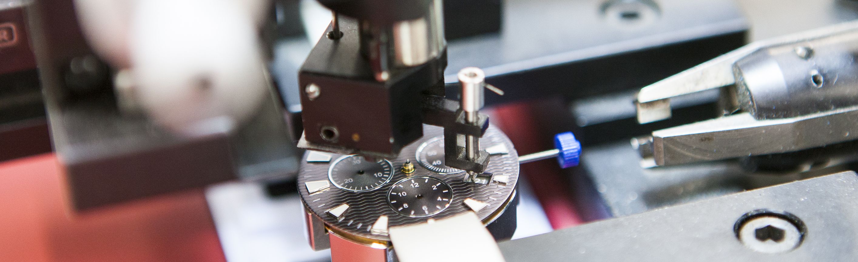 Ronda Time Center montiert im Kundenauftrag Schweizer Uhren und verwendet beim Fit-Up eine Linie von Lecureux.