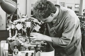 Als nach kurzer Zeit die Räumlichkeiten aus allen Nähten platzten, haben die Geschäftspartner 1987 zwischen Sorvillier und Bévilard einen Neubau aufgestellt.