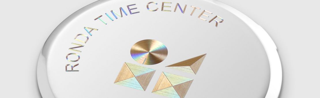 Hochpräzise Lasergravur mit Regenbogeneffekt auf dem Gehäuseboden einer Schweizer Uhr